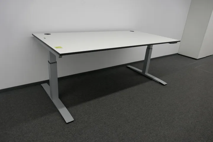OKA - Manuell Höhenverstellbarer Schreibtisch mit Rückwand Maße in cm ca. 200 x 100